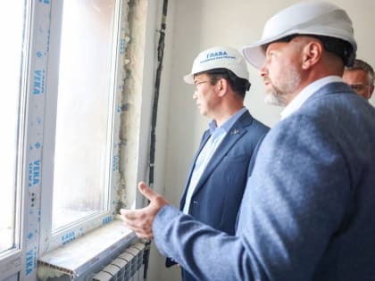 Глава Якутии проверил качество домов, строящихся по программе переселения жителей из аварийного жилья в Ленске