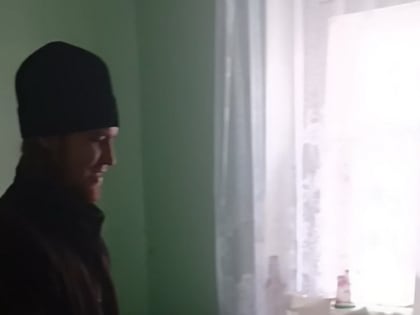 Священник и православная молодежь Мирного поздравили пожилых прихожан с Пасхой