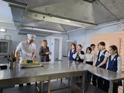 В техникуме сервиса прошёл мастер-класс по приготовлению пиццы для школьников