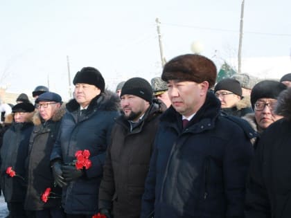 В Якутске возложили цветы в честь 80-летия со дня героического сражения на озере Ильмень