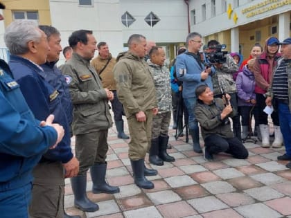 Юрий Трутнев и Айсен Николаев встретились с пострадавшими от паводка в Верхоянском районе