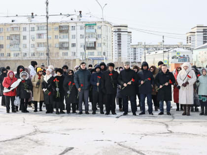 Представители национальных общин Якутии возложили цветы в память о жертвах теракта в Подмосковье