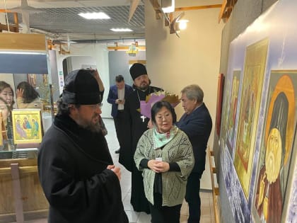 Архипастырь посетил персональную выставку «Славим Рождество Твое на Земле Олонхо»