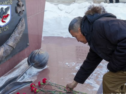 В Якутске возложили цветы к памятнику воинам-интернационалистам