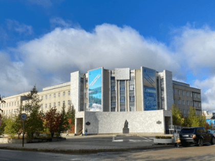 Айсен Николаев поручил правительству Якутии подготовить дорожную карту по реконструкции Мирнинской ЦРБ