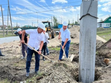 В Чурапчинском районе Якутии забили первую сваю дома для семей из аварийного жилфонда