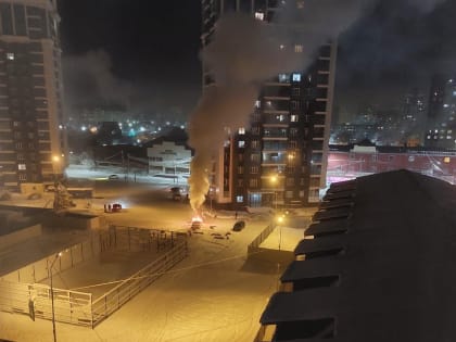 Фотофакт: В Якутске во дворе взорвалась машина!