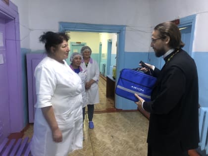 Усть-Майский приход передал оборудование для поселковой больницы