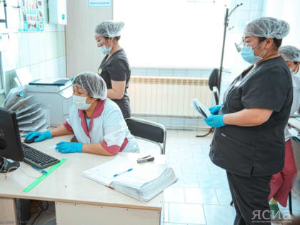 Порядок новых выплат медработникам разъяснили в Минздраве Якутии