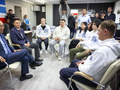 Глава Якутии пообщался с пользователями IT-центра в Тикси