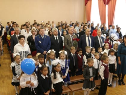 Священник принял участие в торжественных линейках ко Дню знаний
