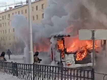 Пожар в Якутске: маршрутный автобус полностью сгорел