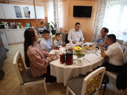 Айсен Николаев посетил семью мобилизованного из Нюрбы