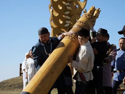 В Якутске в местности «Үс Хатыҥ» провели обряд установки сэргэ
