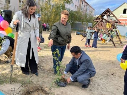 Активисты «Единой России» благоустроили детскую площадку в Якутске