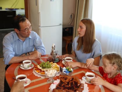 Айсен Николаев проведал семью военнослужащего в Ленском районе