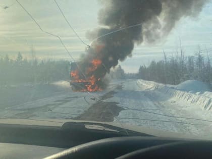 В Якутии вспыхнул грузовик на трассе