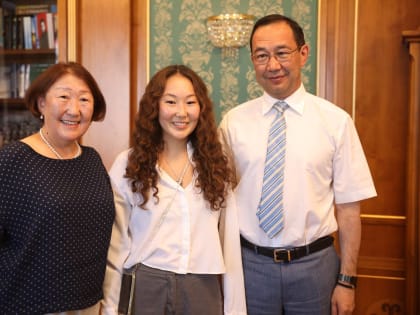 Айсен Николаев поручил учредить премию в сто тысяч рублей подготовившим стобалльников учителям