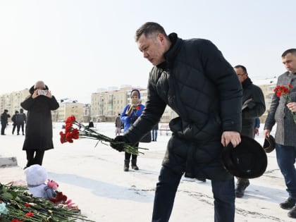 В память о жертвах трагедии на площади Победы в Якутске общественники возложили цветы