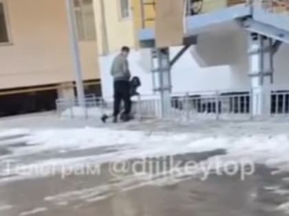 По видеофакту разбиралась полиция: мальчик плакал и звал на помощь…