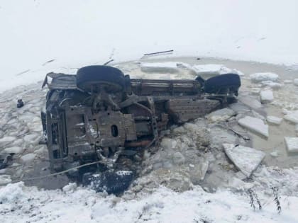 В Томпонском районе Якутии автомобиль провалился под лед. Погибли два человека