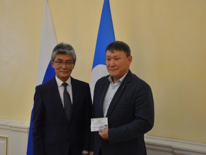 Валерию Федорову вручено удостоверение депутата Ил Тумэн Якутии