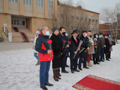 Всероссийский День отца в Якутии начался с возложения цветов к стеле «Отцу и сыну»