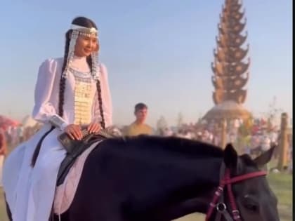 Видео: Прекрасная всадница в якутском уборе