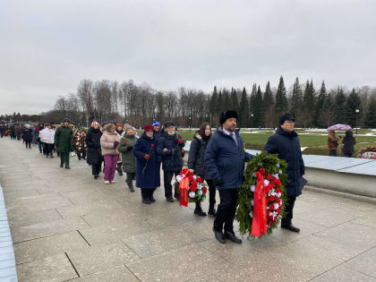 На Пискаревском кладбище якутяне почтили память жертв блокады Ленинграда