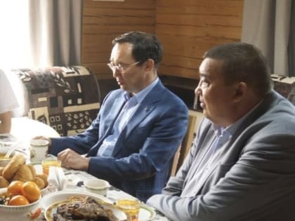 Глава Якутии проведал семью мобилизованного из села Оросу Верхневилюйского района