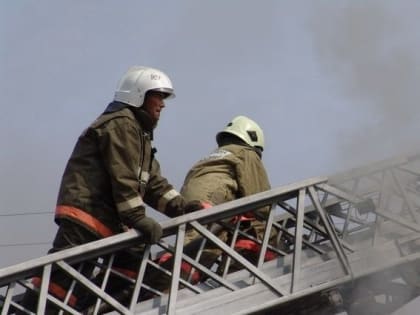 В Якутске загорелась электроопора