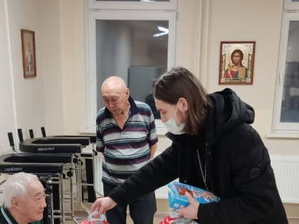 В Рождественский сочельник священник подарил подарки пациентам онкологического диспансера