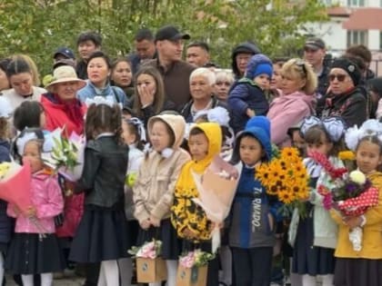 Председатель Якутской городской Думы поздравил учащихся городских школ с Днем знаний