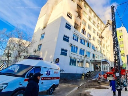 По факту пожара в административном здании в Якутске возбуждено уголовное дело