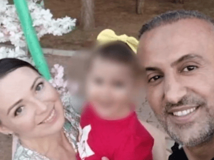 Папа держал дочку в объятиях и спас ее во время землетрясения