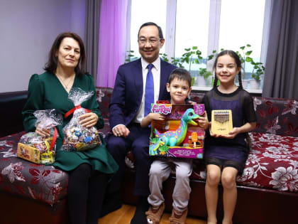 Новогодние подарки детям участника спецоперации от главы Якутии