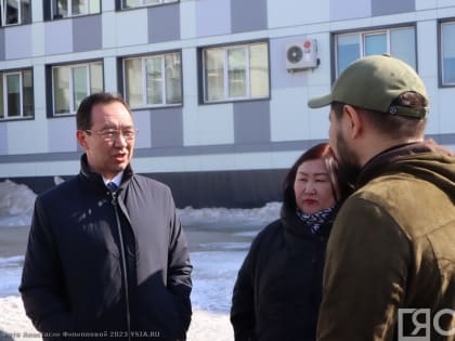 Айсен Николаев поручил усилить уборку территорий школ и детских садов Якутска от снега и талых вод