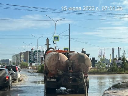 С улиц Якутска откачивают дождевые воды