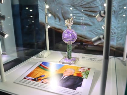 Логотип игр «Дети Азии» из алмазов представили в Кемерово на выставке «Сокровища Якутии»