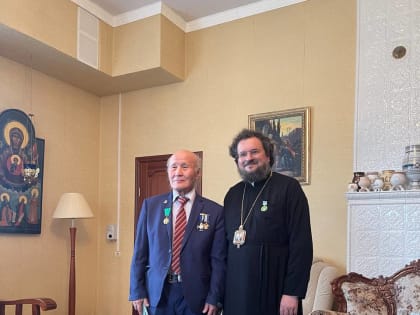 Архиепископ Роман вручил высокую церковную награду заслуженному работнику культуры РФ, ЯАССР Парникову В.С.