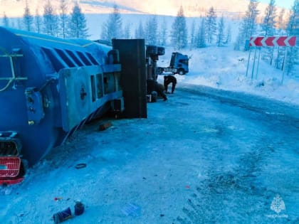 В Томпонском улусе опрокинулась автоцистерна с нефтепродуктами — водитель был нетрезв