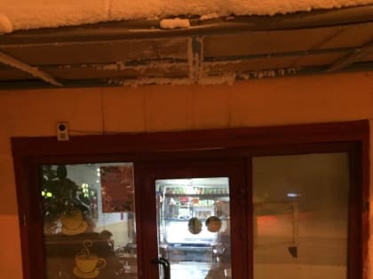 Видеофакт: Кафе сливает помои на улицу в самом центре Якутска!