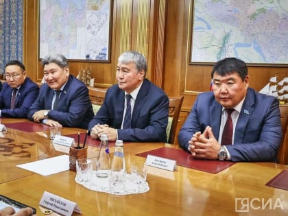 Айсен Николаев провел встречу с руководителями парламента Якутии