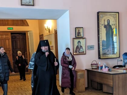 В Преображенском соборе совершена вечерня Великой Пятницы с выносом Плащаницы