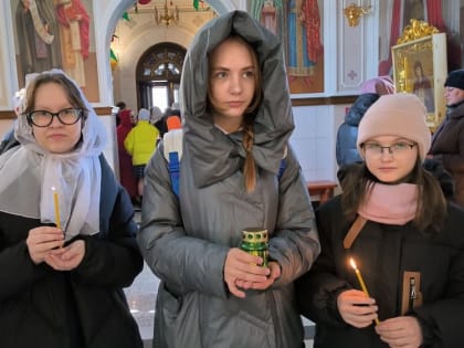 Лампада с частицей Благодатного огня доставлена в Свято-Троицкий храм г. Мирного