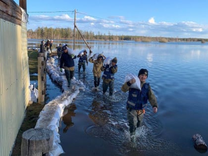 Фото: Спасатели помогают жителям подтопленных сел Якутии