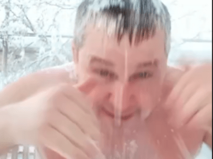 Видеофакт: Как якутянин в -50 градусов обливается и вытирается снегом!