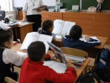 Три педагога Якутска получили премию главы города