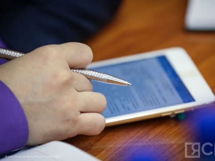 В Госдуму внесли законопроект об ограничении использования смартфонов в школах