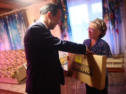 Жительницу Оленёкского района, двое сыновей которой участвуют в СВО, навестил Глава Якутии